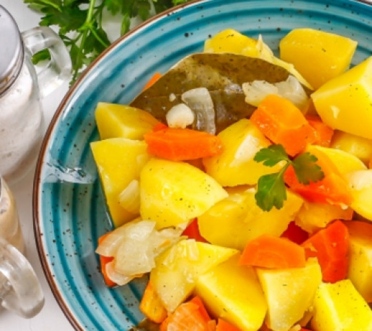 Картофель, тушенный с морковью и луком