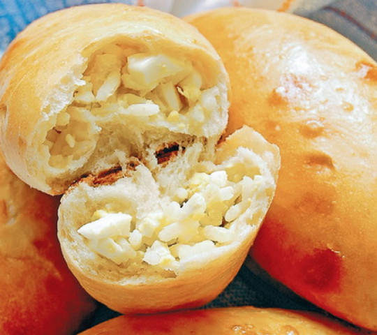 Пирожок с рисом и яйцом