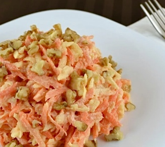 Морковь с яблоком и грецким орехом