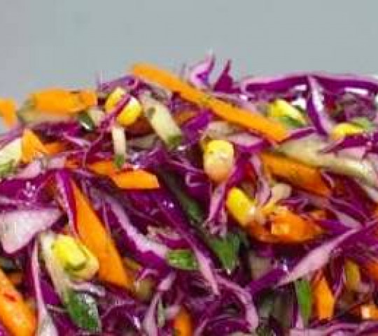 Из краснокочанной капусты с морковью, огурцом и кукурузой